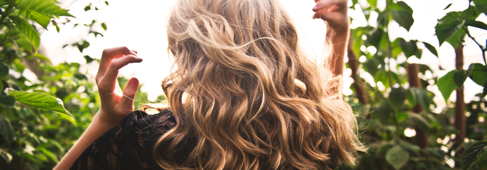 Tipps für lockiges Haar bei hoher Luftfeuchtigkeit: Adieu Frizz!